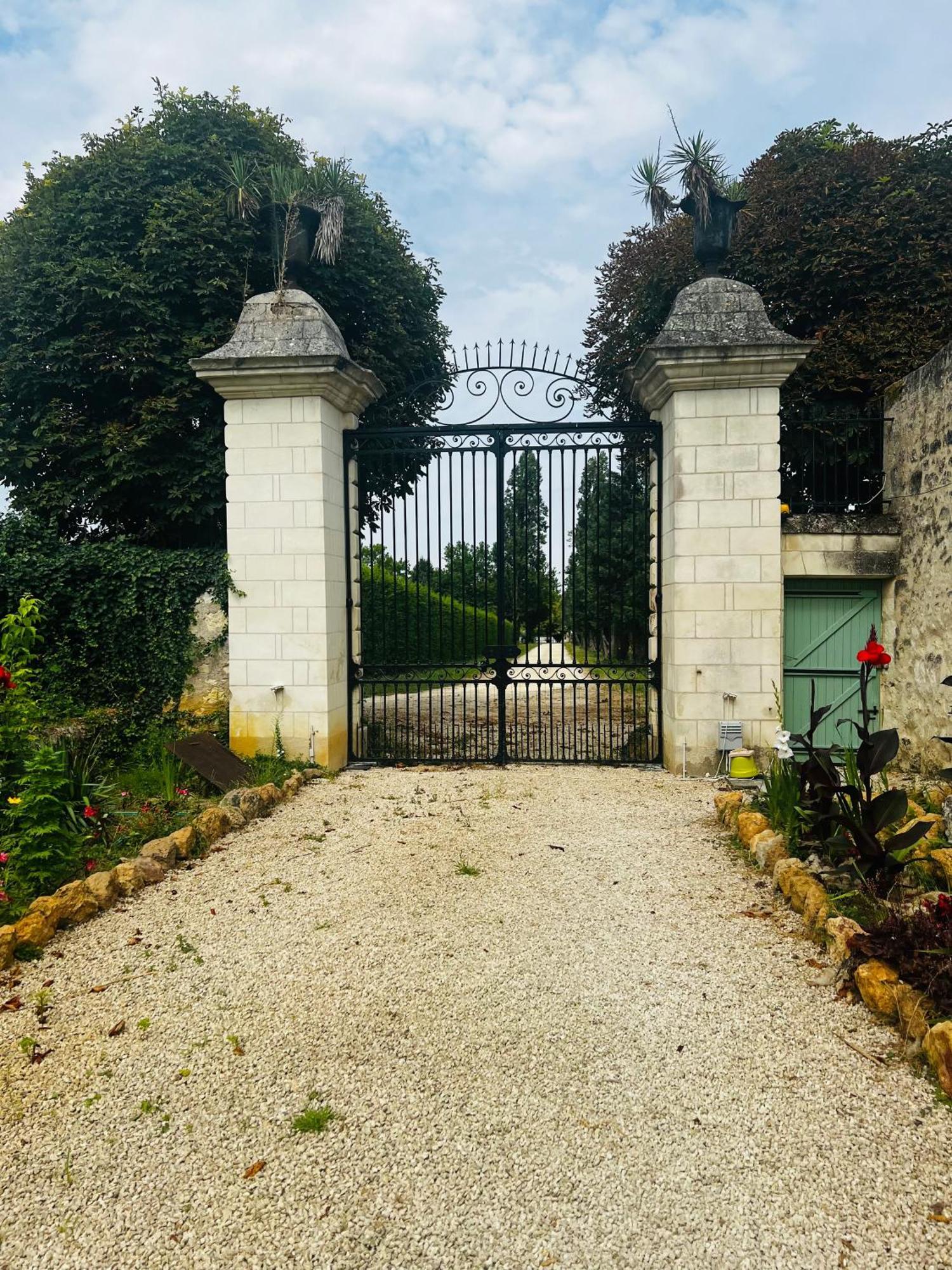 Chateau De La Thibaudiere Bois Savary - Chambre Familiale Du Roi Allonnes  Buitenkant foto